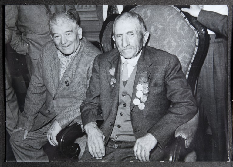 Reggio Emilia, 1955, Sala del Tricolore, Festeggiamenti per l'80° di Alcide Cervi, Alcide Cervi a colloquio